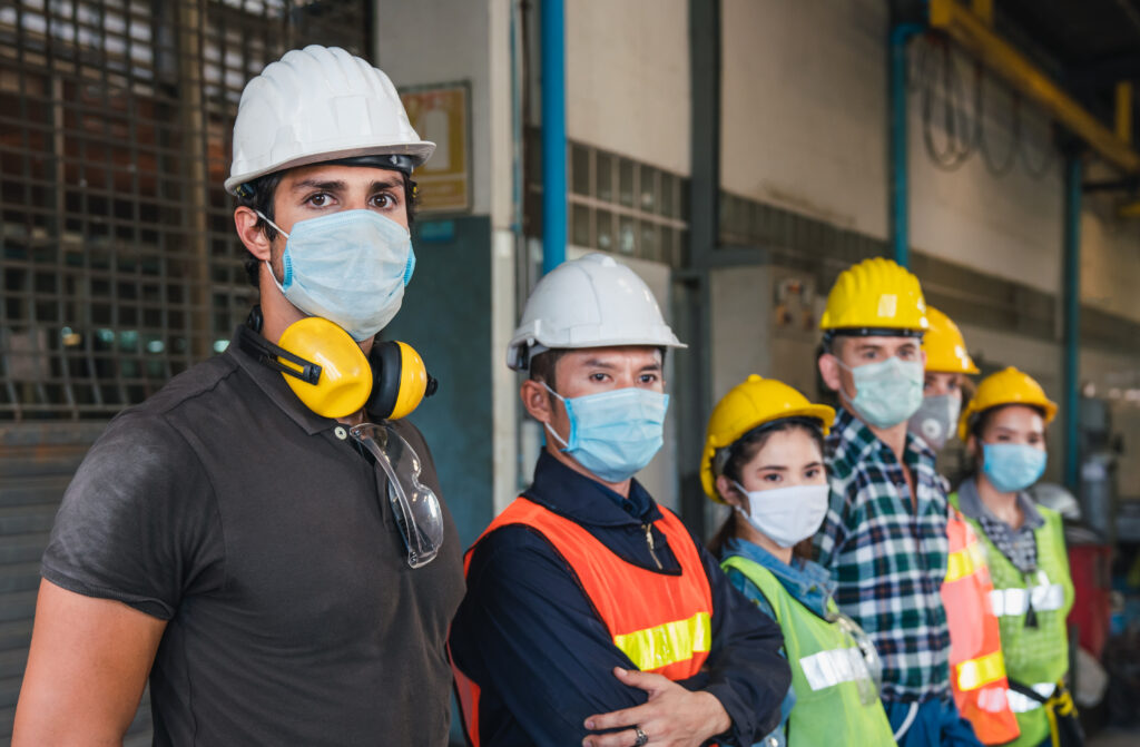 trabajadores equipo mascara facial casco protector